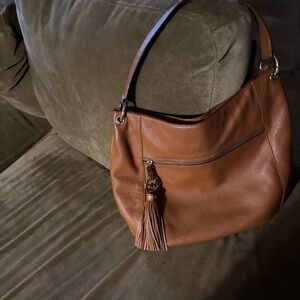 Beautiful Tan Michael Kors Hobo Handbag w/2 Outside Pockets & Tassel